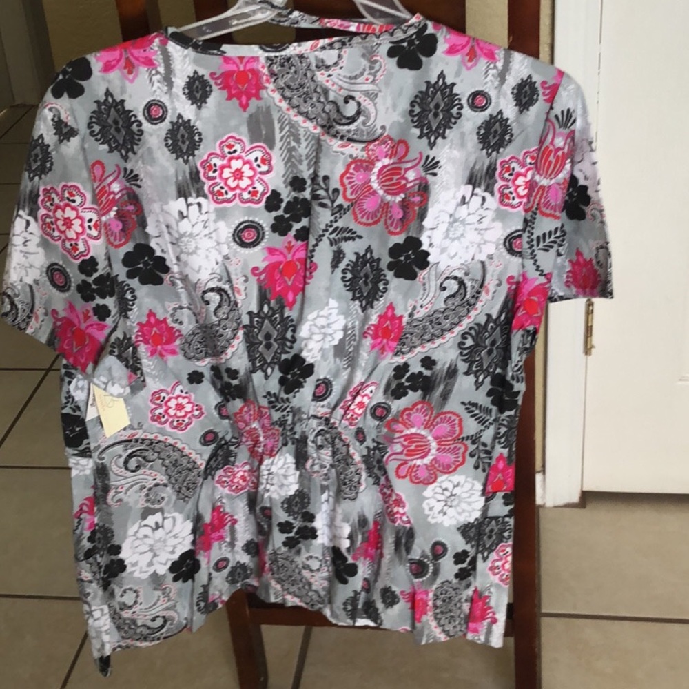 Scrub top. Brand new wtags. Size 1X. gray print